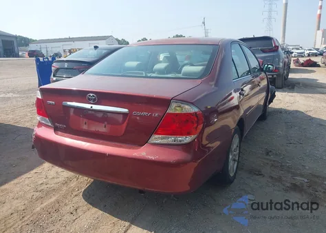 2005 Toyota Camry Le z USA, uszkodzony, nr VIN 4T1BE32KX5U426297